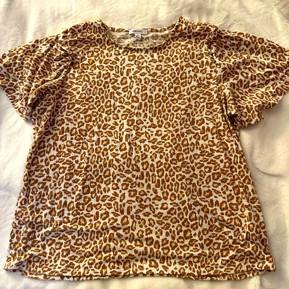 Nine West cheetah print short sleeve shirt size class